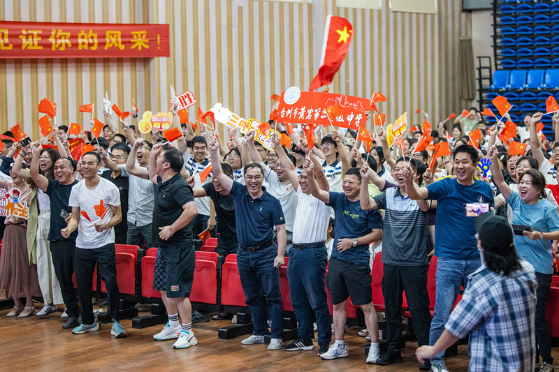 ����ʱ��7��27�գ�2024�������˻��׸������գ������10������ǹ�����������У��й�ѡ�ֻ�����/ʢ�����ý��ơ�ͼΪ�����õ�ĸУʦ����ͨ���տ�����ֱ���ķ�ʽΪ������������